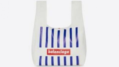 Balenciaga Rilis Tas Mirip Kantong Belanja Supermarket