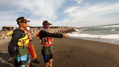 Dua Orang Kakak Beradik Terseret Ombak di Pantai Glagah