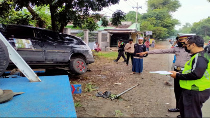 Mobil Yang Ditumpangi band D'Masiv Kecelakaan Di Jalur Pantura Situbondo