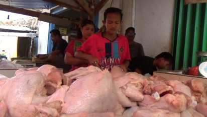 Jelang Ramadhan Harga Daging Ayam di Karawang Merangkak Naik