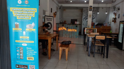 Unik! Kafe Ini Tawarkan Pengunjung Makan Minum Bayar Pakai Sampah