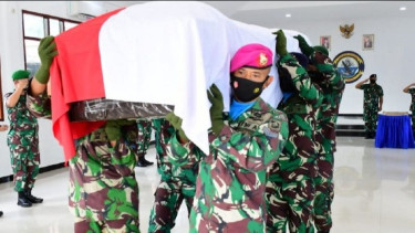 2 Jenazah Anggota Marinir Korban Penembakan KKB Diterbangkan ke Kotanya