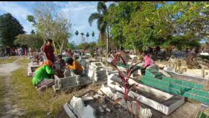 Jelang Bulan Suci Ramadhan, Peziarah Padati Tempat Pemakaman Umum