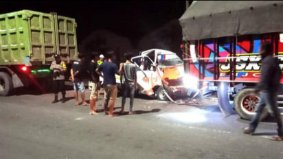 Kecelakaan Maut Pick Up Vs Dump Truk di Pantura Gresik, Pasutri Tewas Terjepit