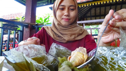 Garang Asem Berbalut Daun Pisang, Pedas Segarnya Bikin Ketagihan
