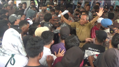 Tolak Aktivitas Tambang, Ratusan Pendemo Terlibat Saling Dorong dengan Petugas