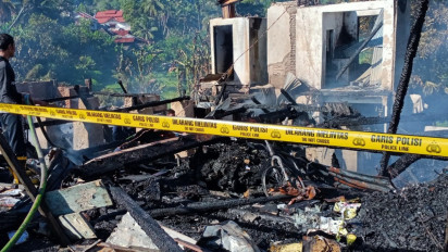 Sembilan Toko dan Rumah Makan di Pasar Kotanopan Rata dengan Tanah Dilalap Api