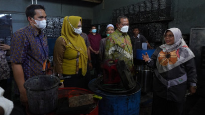 PLN Salurkan Bantuan Rumah Pengolahan Sampah Organik Menjadi Arang