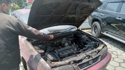 Suzuki Baleno Terbakar di Simpang Tiga BPK Tegalrejo Yogyakarta