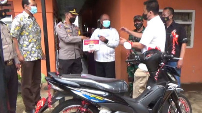 Asyik! Kakek di Batu Dapat Sepeda Motor setelah Divaksin