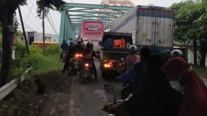 Dampak Jembatan Balun Amblas, Jalur Pantura Manyar Gresik Macet Panjang