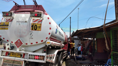 Diduga Mengantuk, Truk Pertamina Muatan Solar Tabrak Rumah Warga