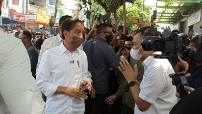 Blusukan di Pasar Baledono, Presiden Jokowi Belanja Cabai dan Ikan Asin