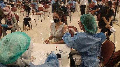 Jadi Syarat Mudik, Ribuan Warga Antre Berburu Vaksin Booster di UGM
