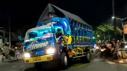 Aksi Truk Oleng Ugal-ugalan Resahkan Pengguna Jalan, Viral di Media Sosial