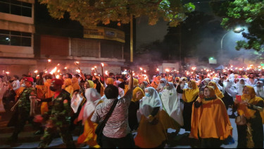 Antusias Sambut Ramadan, Ribuan Umat Muslim di Medan Pawai Obor ke Jalan