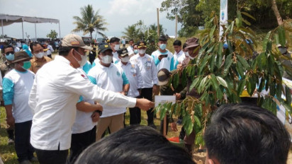 Peringati Hari Air, Tebar Bibit Ikan dan Tanam Pohon di Danau Ranau