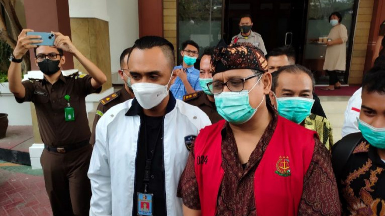 Edy Mulyadi Tersangka Ujaran Kebencian IKN Ditahan di Rutan Bareskrim
            - galeri foto