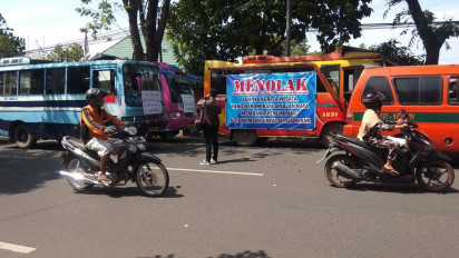 Demo Awak Angkutan di Pati, Tuntut Penertiban Kereta Kelinci di Jalan Raya