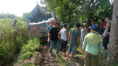Truk Sembako Masuk ke Area Makam, Sopir Mengaku Tak Sadar