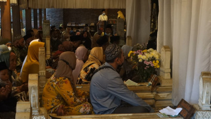 Jelang Ramadhan, Ribuan Peziarah Padati Wisata Religi Makam Sunan Kudus