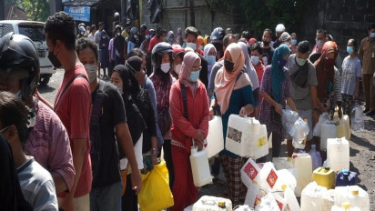 Ratusan Warga Kulon Progo Antre Berjam-jam Untuk Dapat Minyak Goreng Curah
