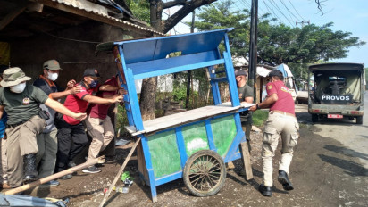 Satpol PP Kota Semarang Robohkan Bangunan Liar yang Tutup Saluran Air