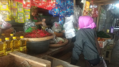 Pedagang Sembako di Pati Keluhkan Sepinya Pembeli Jelang Ramadhan