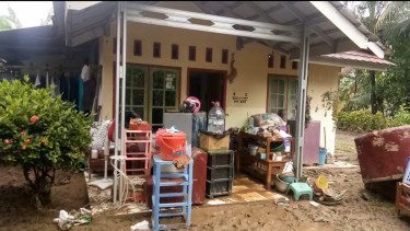 Warga Korban Banjir Bandang di Cilacap Mulai Bersihkan Rumah