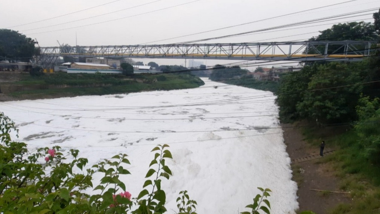 Muncul Busa Tebal dan Berbau, Kali Bekasi Kembali Tercemar Limbah
            - galeri foto