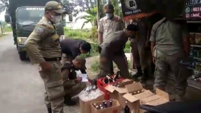 Jelang Ramadhan, Ratusan Botol Miras dan Ciu Disita Satpol PP Banyumas