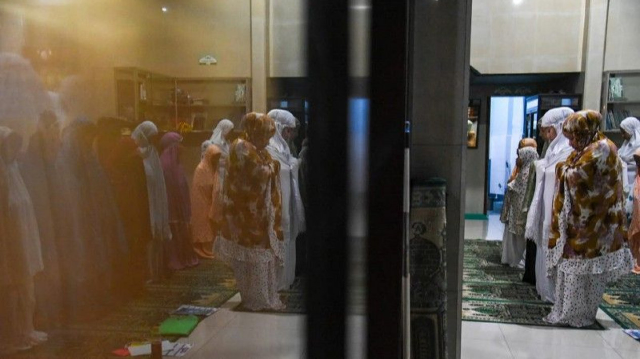 Sebagian Umat Islam di Medan Mulai Shalat Tarawih pada Jumat Malam
            - galeri foto