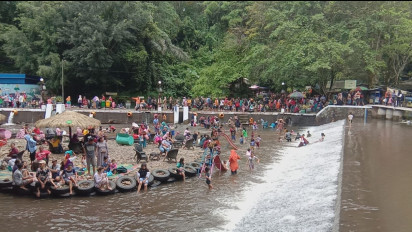 Tradisi Padusan, Warga Berbondong-Bondong Datangi Umbul Senjoyo
