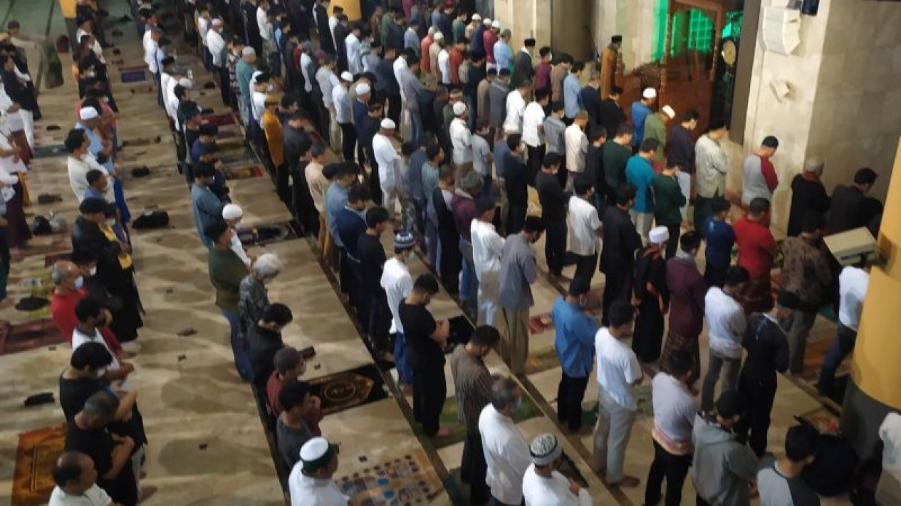 Masjid Raya Bandung Gelar Tarawih
            - galeri foto