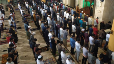 Masjid Raya Bandung Gelar Tarawih