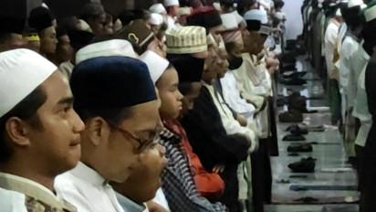 Membludak! Sholat Tarawih Pertama Di Masjid Ampel Surabaya Jamaah Tak Kenakan Masker