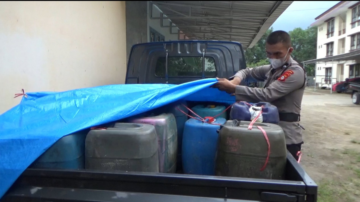 Satreskrim Polres Takalar Sita 32 Jerigen Solar yang Diangkut dari SPBU
            - galeri foto