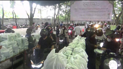 UMY Bagikan 4.000 Takjil secara Drive Thru