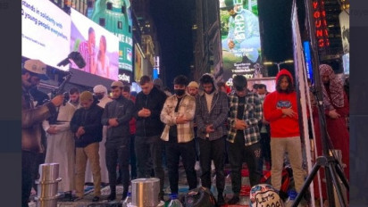 Viral Ribuan Umat Muslim Gelar Tarawih di Times Square New York