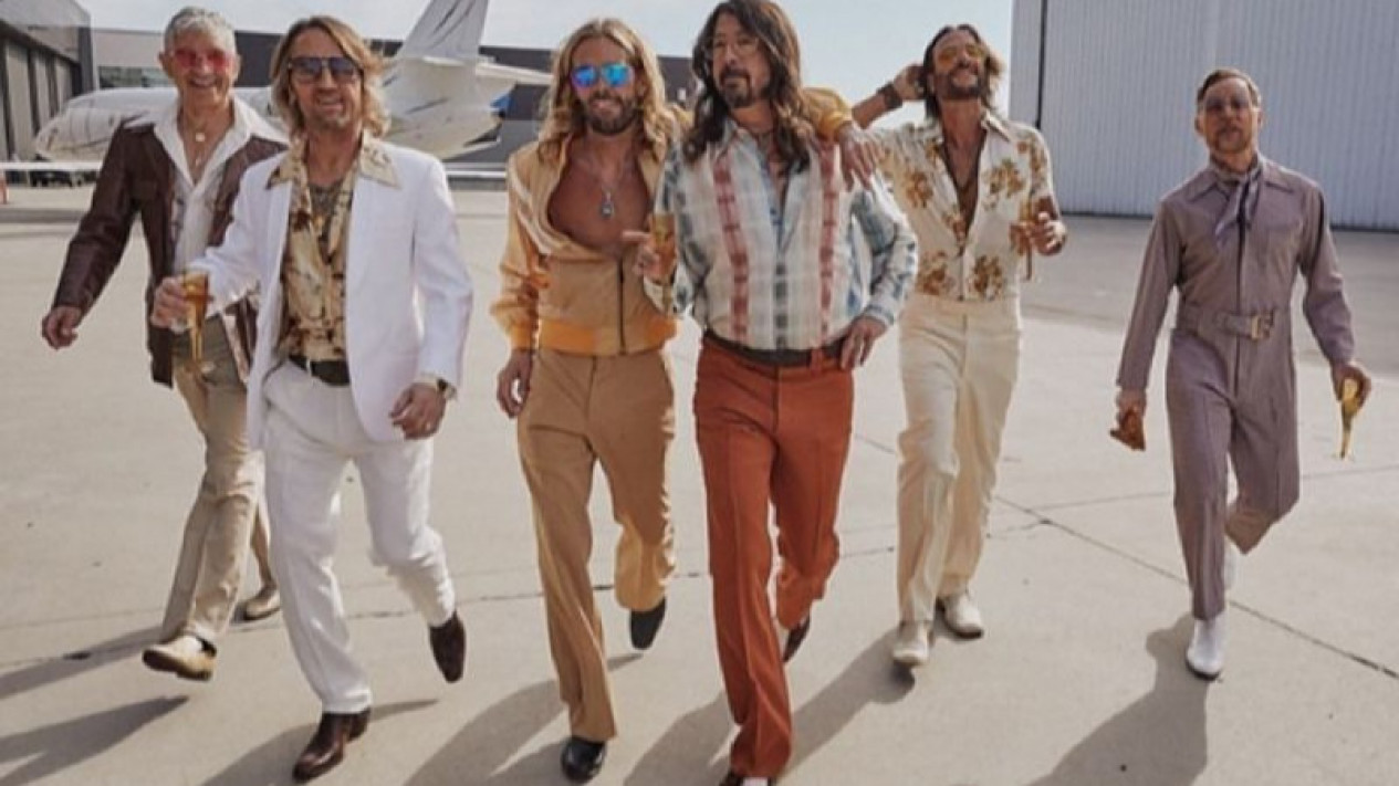 Sepekan Kematian Drummer, Foo Fighters Raih Tiga Grammy
            - galeri foto