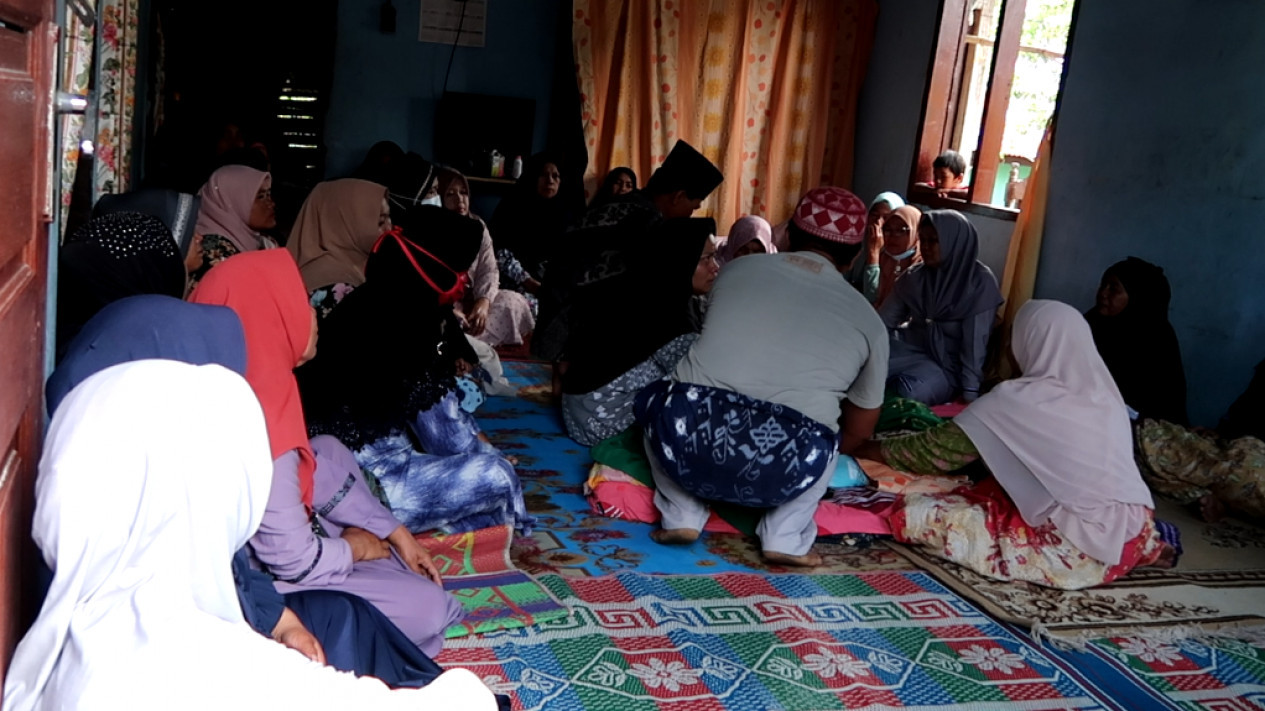 4 Anak yang Meninggal di Kolam Pancing Dimakamkan
            - galeri foto