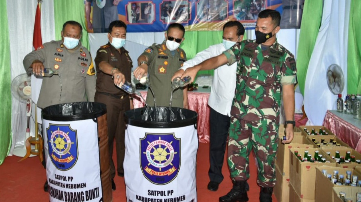 Ratusan Botol Miras Hasil Razia Dimusnahkan Satpol PP Kebumen
            - galeri foto