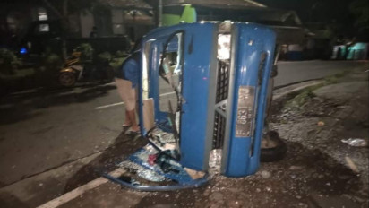 Tertangkap Basah Bobol Warung di Sukabumi, Maling Beserta Mobilnya Jadi Sasaran Amuk Massa