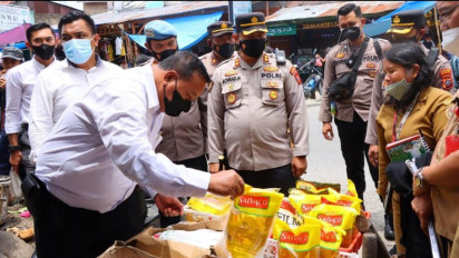 Sidak Pasar, Kapolres Humbahas Pastikan Stok Minyak Goreng Aman Selama Ramadhan