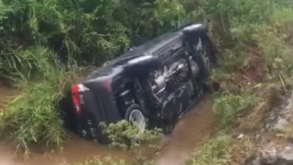 Diduga Sopir Mengantuk, Sebuah Minibus Terguling ke Rawa di Aceh Barat