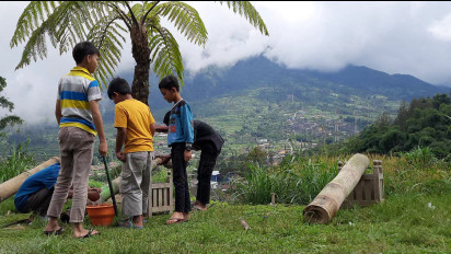 Ngabuburit, Anak-Anak Lereng Gunung Merbabu Main Meriam Bambu