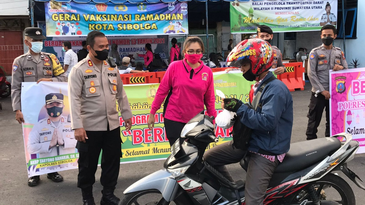 Bantu Masyarakat Polres Sibolga Bagi-bagi Takjil
            - galeri foto
