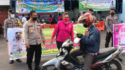 Bantu Masyarakat Polres Sibolga Bagi-bagi Takjil