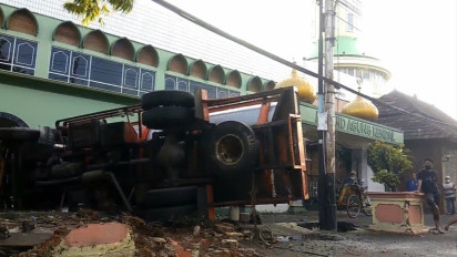 Truk Tangki Pengangkut Susu Terguling, Hantam Masjid Agung Kendal