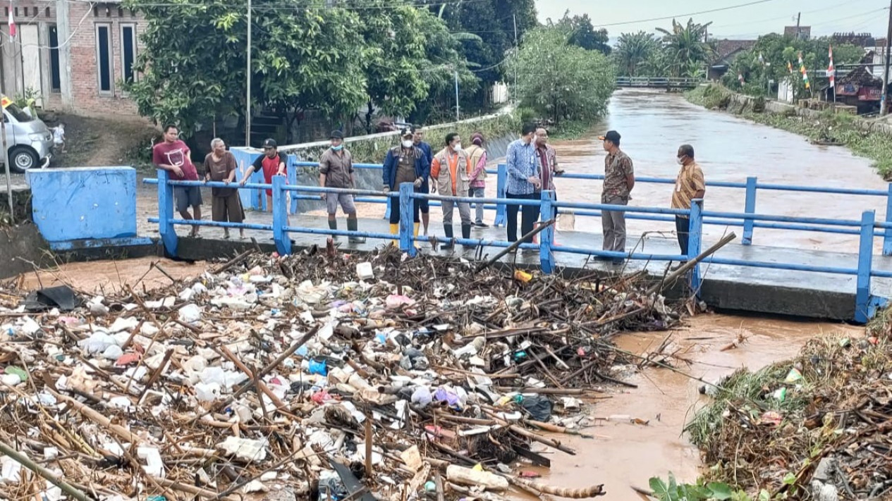 Curah Hujan Tinggi, Tumpukan Sampah Menggunung di Sungai Piji Kudus
            - galeri foto